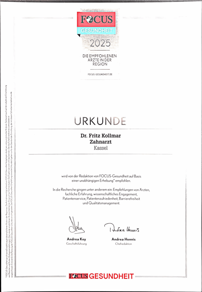 Auszeichnung für Dr. Fritz Kollmar in Kassel: Urkunde von FOCUS-Gesundheit als empfohlener Zahnarzt der Region 2025 für Patientenzufriedenheit und fachliche Erfahrung.