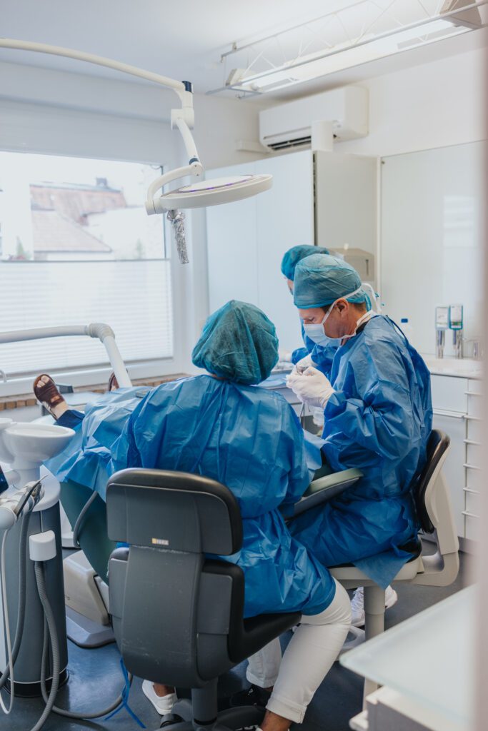 Das eingespielte Team von Dr. Kollmar bei einem chirurgischen Eingriff unter höchsten Hygienestandards in Kassel.