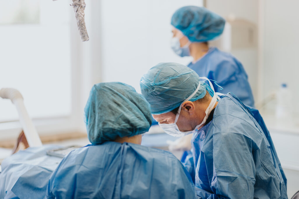 Das eingespielte Team von Dr. Kollmar bei einem chirurgischen Eingriff unter höchsten Hygienestandards in Kassel.