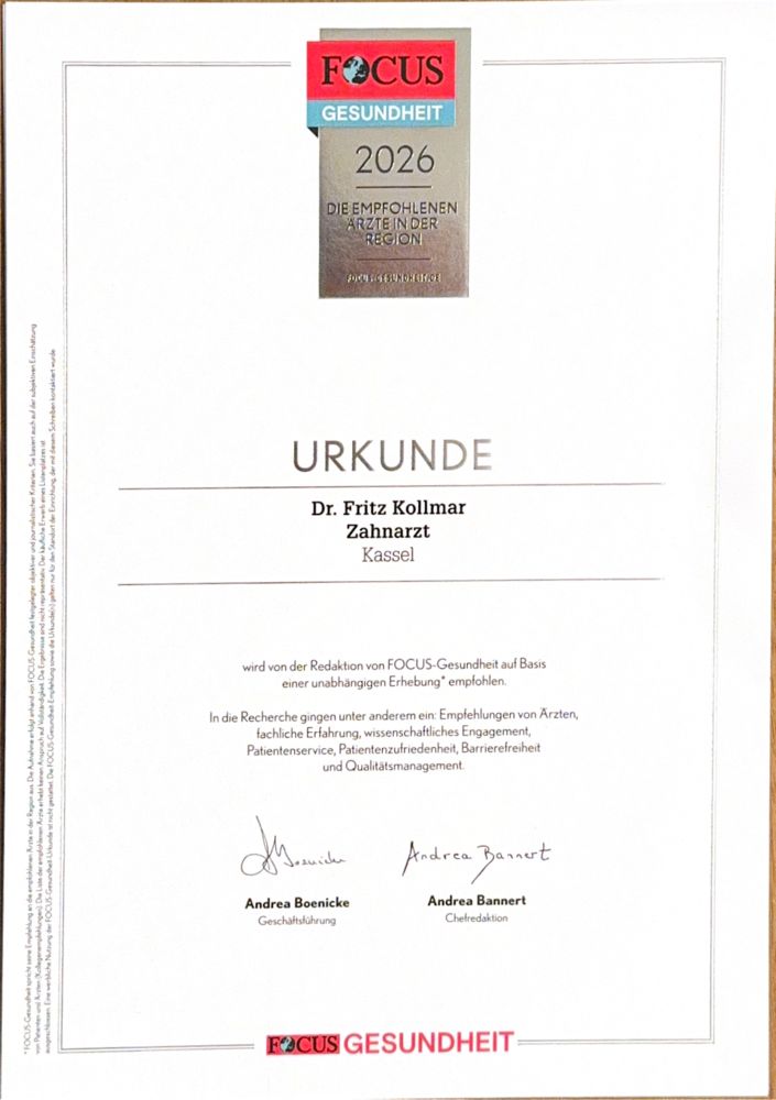 Auszeichnung für Dr. Fritz Kollmar in Kassel: Urkunde von FOCUS-Gesundheit als empfohlener Zahnarzt der Region 2026 für Patientenzufriedenheit und fachliche Erfahrung.