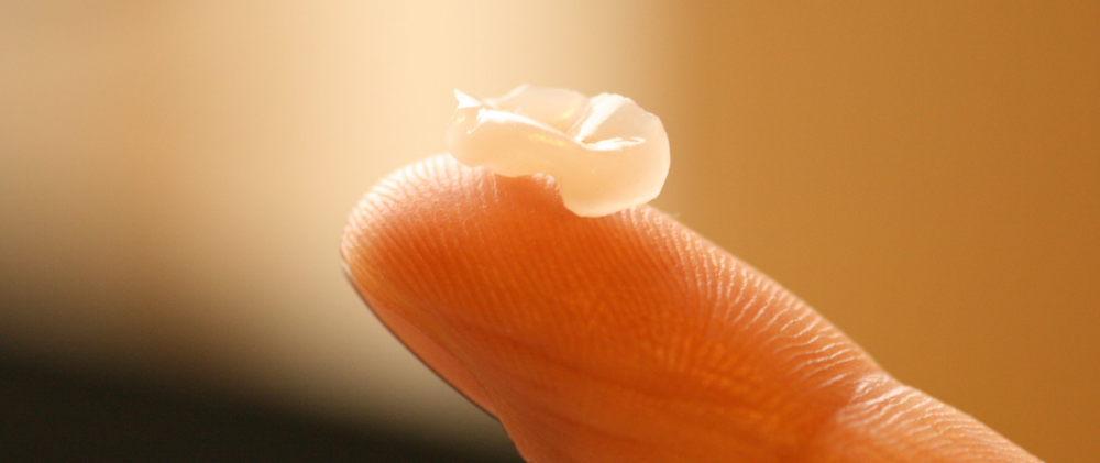 Nahaufnahme eines passgenauen, metallfreien Keramikinlays auf einer Fingerspitze zur Verdeutlichung der Präzision.